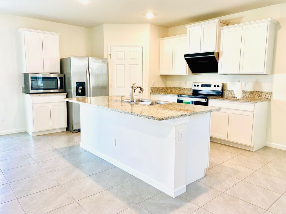 出租: $2,900 (5 贝兹, 3 浴室, 2725 平方英尺)