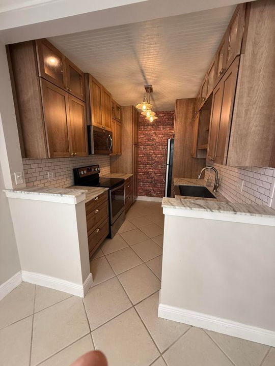 For Rent: $2,400 (2 beds, 2 baths, 1000 Square Feet)