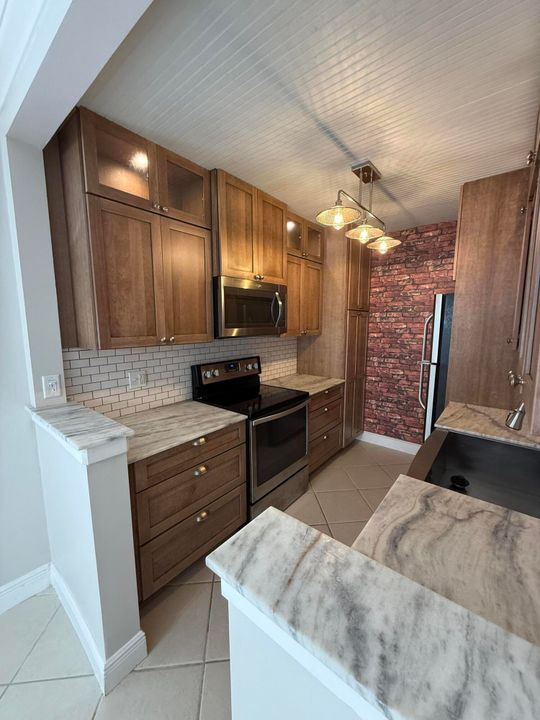 For Rent: $2,400 (2 beds, 2 baths, 1000 Square Feet)