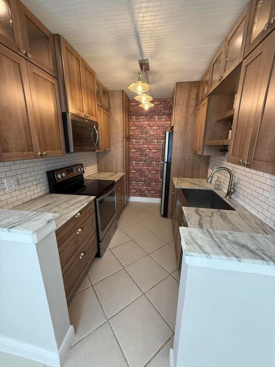 For Rent: $2,400 (2 beds, 2 baths, 1000 Square Feet)