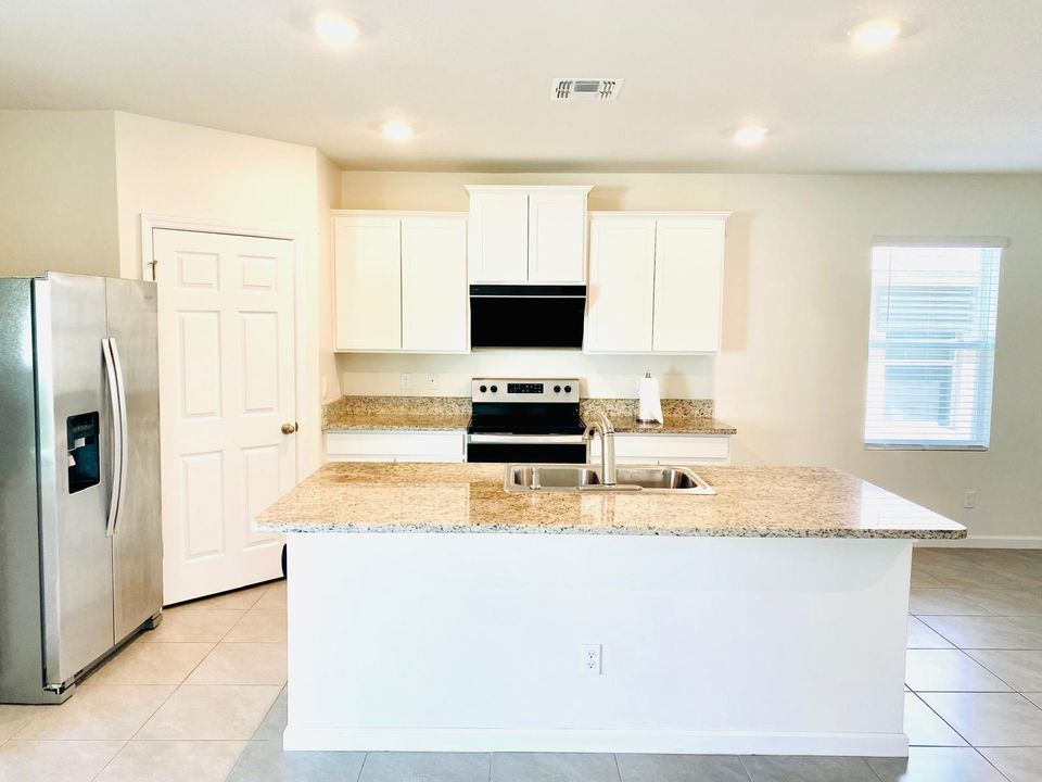 出租: $2,900 (5 贝兹, 3 浴室, 2725 平方英尺)