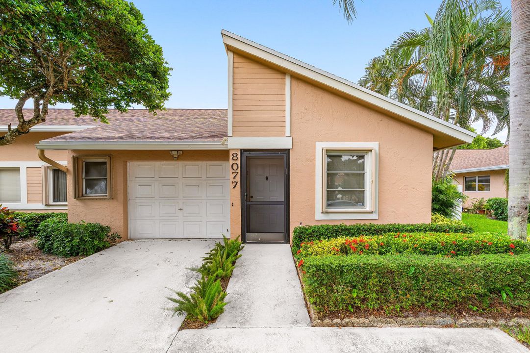 For Sale: $258,900 (2 beds, 2 baths, 1100 Square Feet)