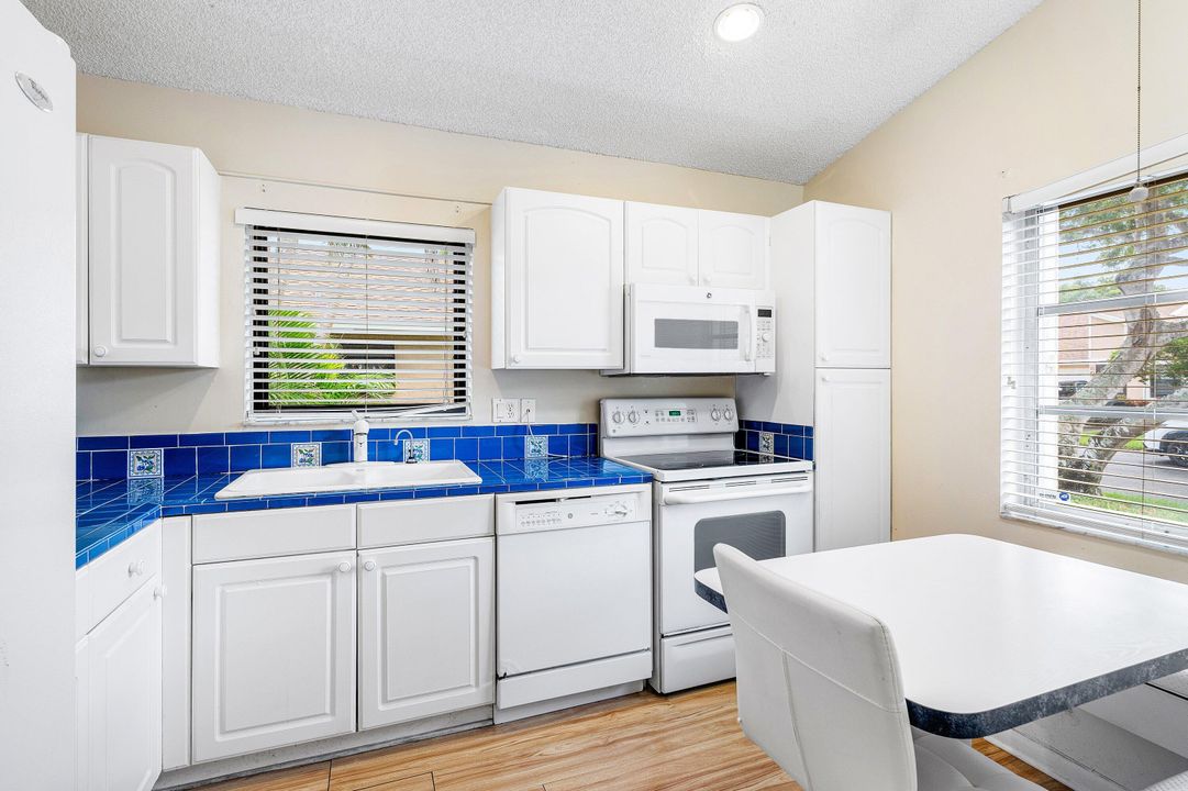 For Sale: $258,900 (2 beds, 2 baths, 1100 Square Feet)