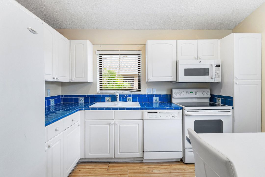 For Sale: $258,900 (2 beds, 2 baths, 1100 Square Feet)