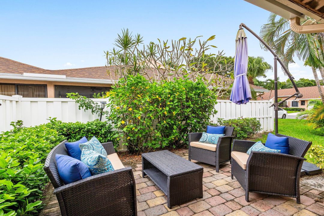 For Sale: $258,900 (2 beds, 2 baths, 1100 Square Feet)