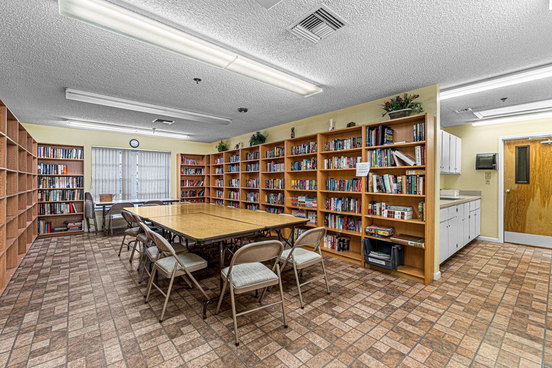 For Sale: $258,900 (2 beds, 2 baths, 1100 Square Feet)