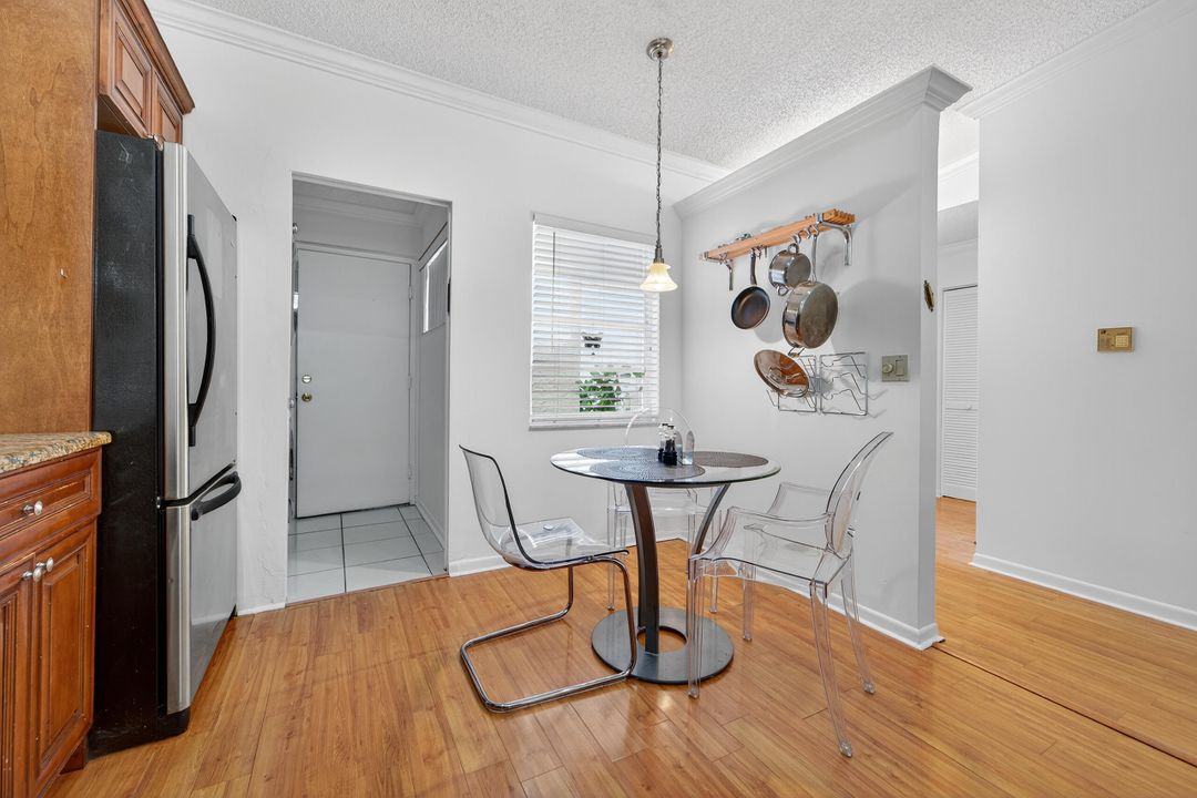 合同活跃: $3,000 (2 贝兹, 2 浴室, 1311 平方英尺)