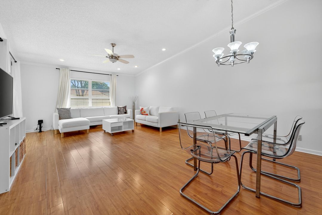 合同活跃: $3,000 (2 贝兹, 2 浴室, 1311 平方英尺)