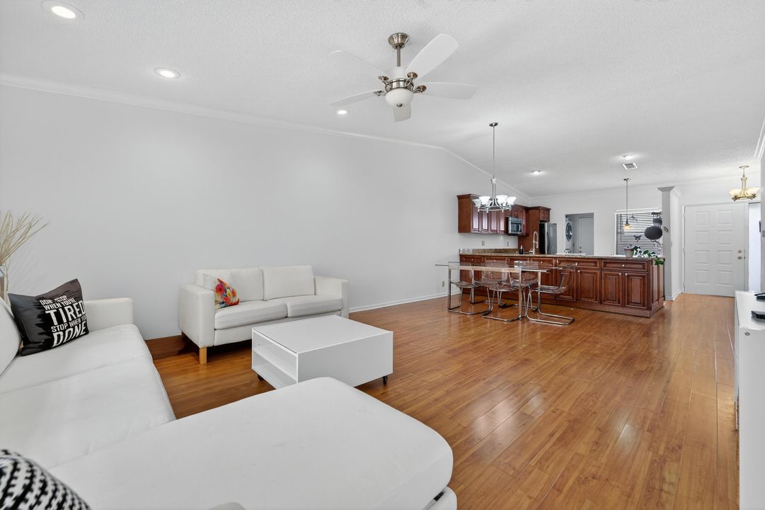 合同活跃: $3,000 (2 贝兹, 2 浴室, 1311 平方英尺)