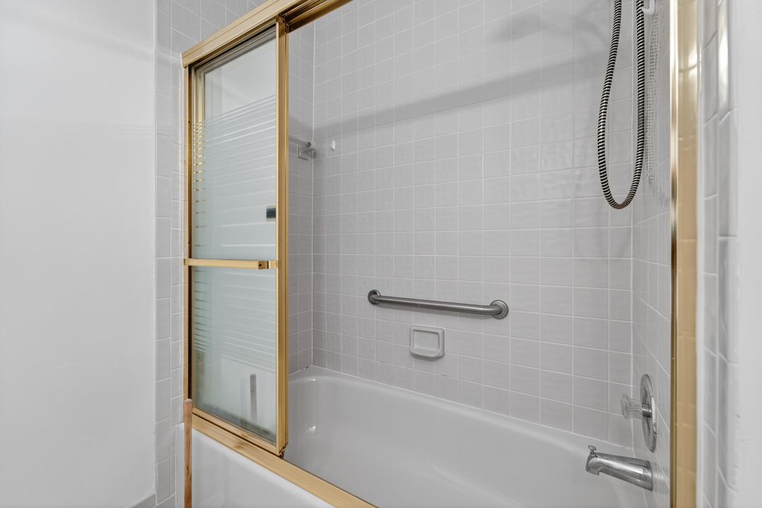 合同活跃: $3,000 (2 贝兹, 2 浴室, 1311 平方英尺)