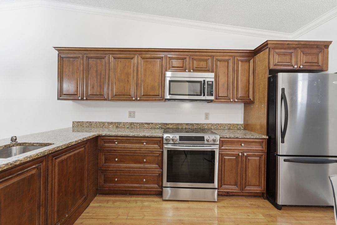 合同活跃: $3,000 (2 贝兹, 2 浴室, 1311 平方英尺)