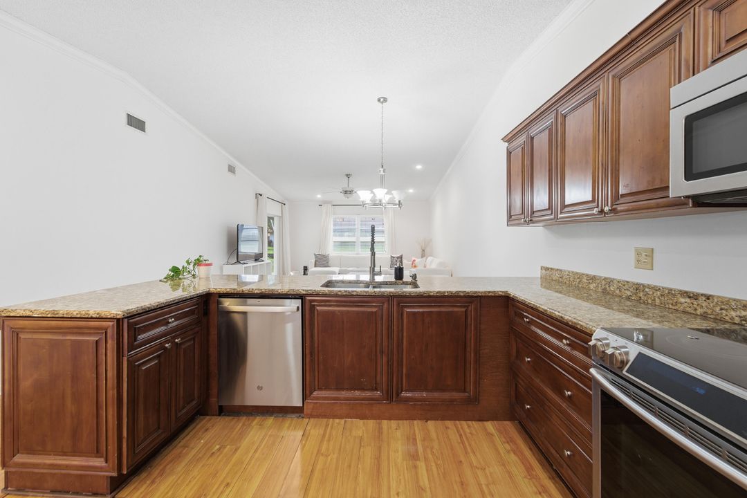 合同活跃: $3,000 (2 贝兹, 2 浴室, 1311 平方英尺)