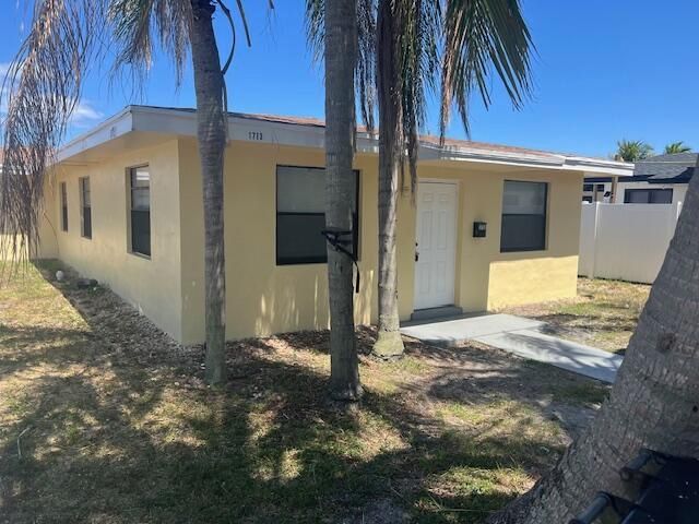 For Rent: $2,275 (3 beds, 2 baths, 982 Square Feet)