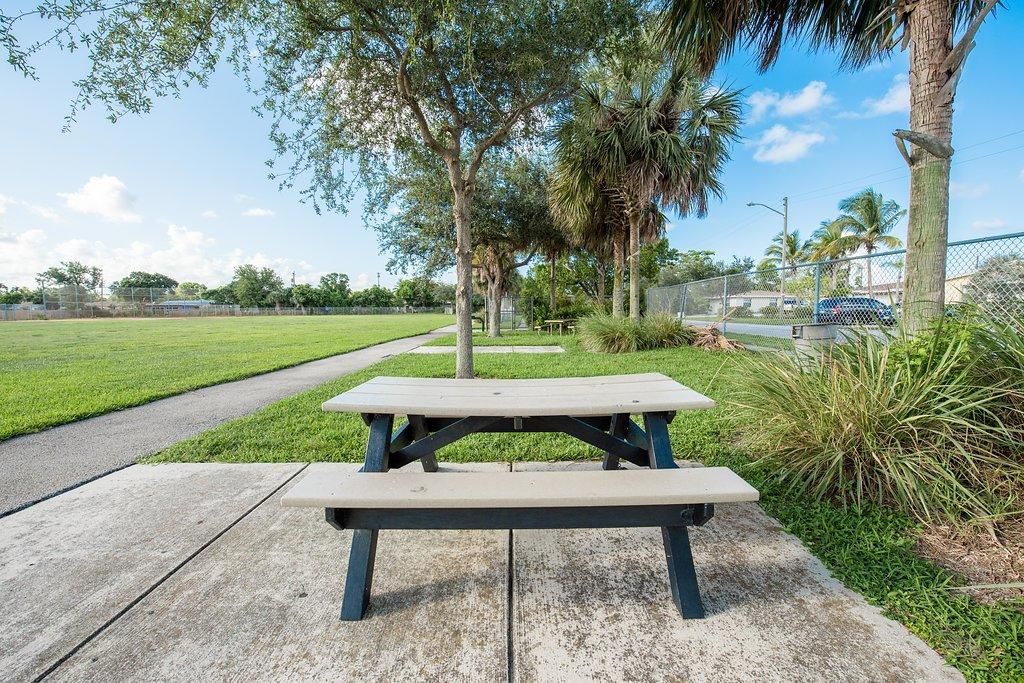 For Rent: $2,275 (3 beds, 2 baths, 982 Square Feet)