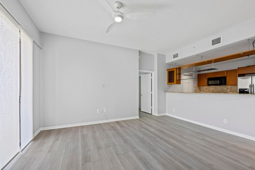 Active With Contract: $410,000 (2 beds, 2 baths, 1105 Square Feet)