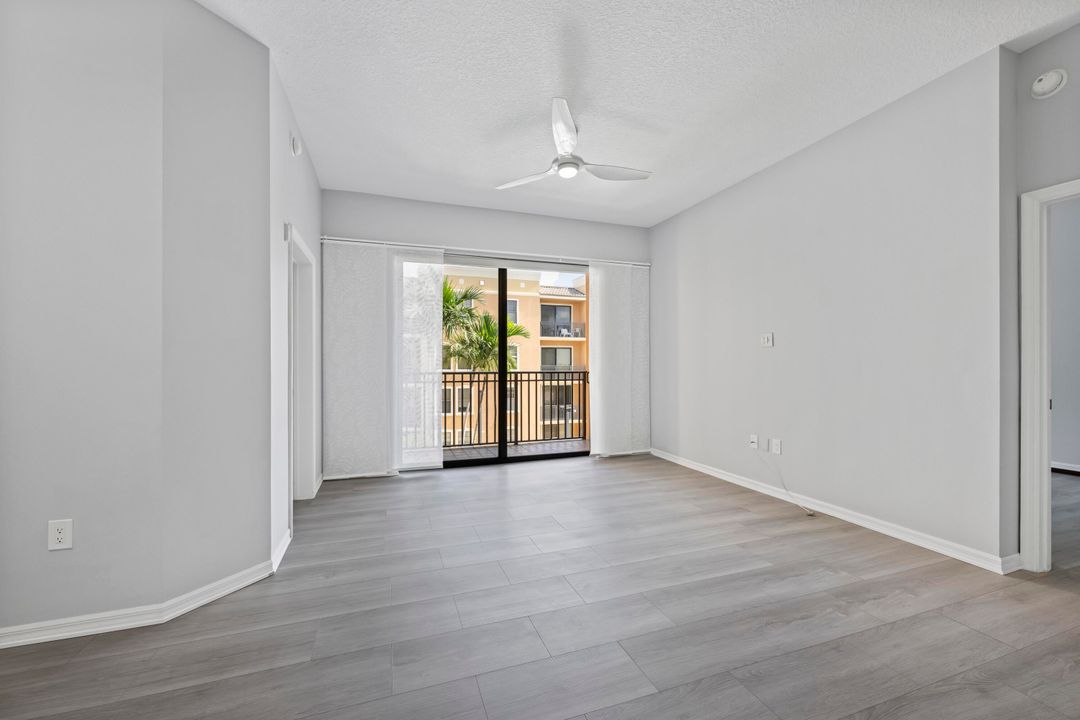 Active With Contract: $410,000 (2 beds, 2 baths, 1105 Square Feet)