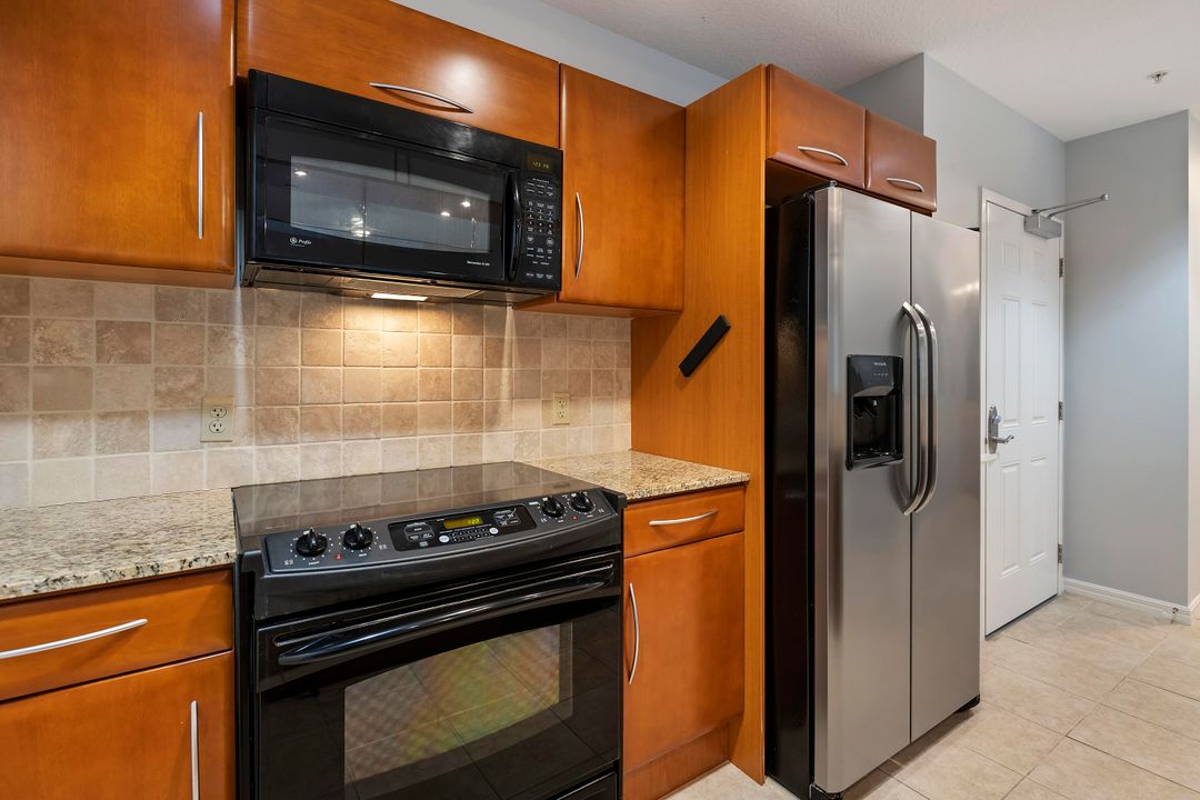 Active With Contract: $410,000 (2 beds, 2 baths, 1105 Square Feet)