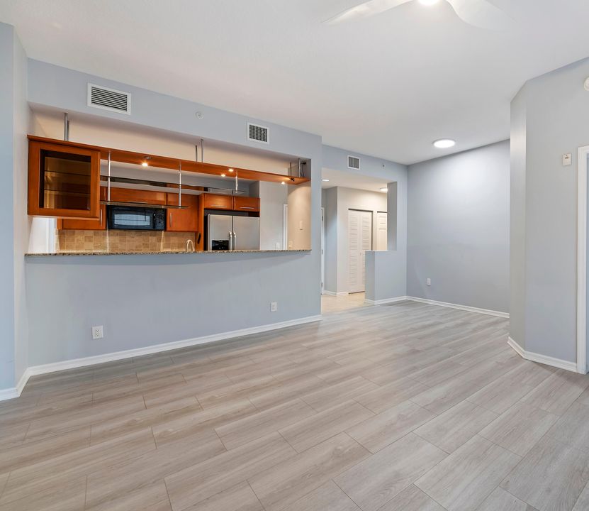 Active With Contract: $410,000 (2 beds, 2 baths, 1105 Square Feet)