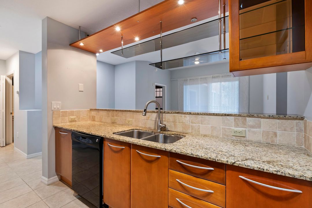 Active With Contract: $410,000 (2 beds, 2 baths, 1105 Square Feet)