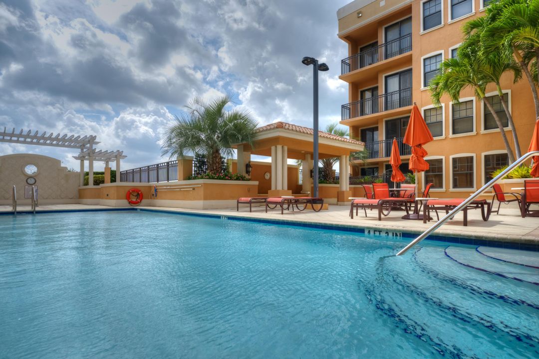 Active With Contract: $410,000 (2 beds, 2 baths, 1105 Square Feet)