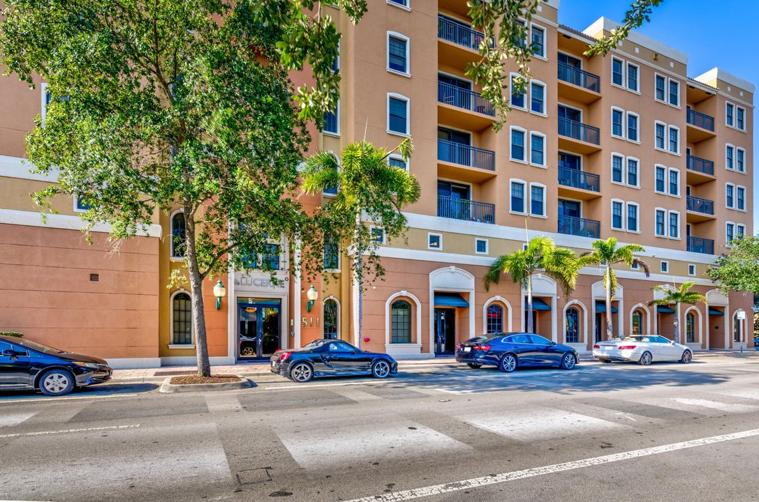 Active With Contract: $410,000 (2 beds, 2 baths, 1105 Square Feet)