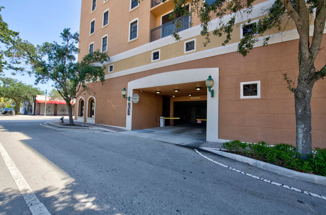 Active With Contract: $410,000 (2 beds, 2 baths, 1105 Square Feet)