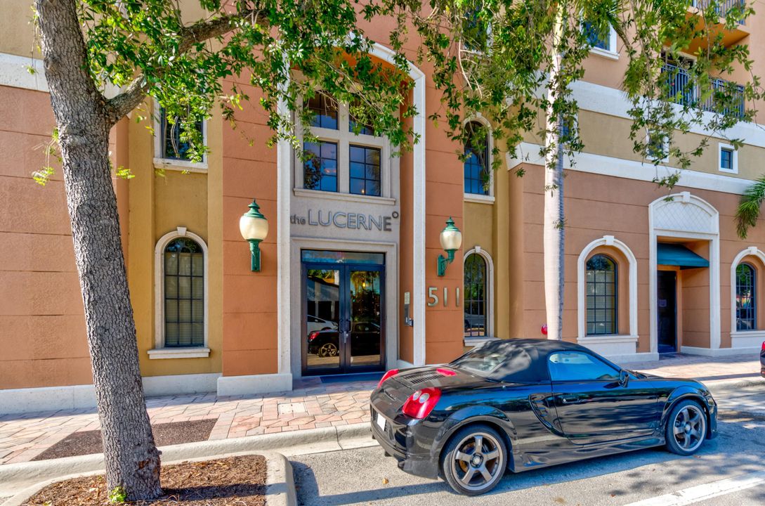 Active With Contract: $410,000 (2 beds, 2 baths, 1105 Square Feet)