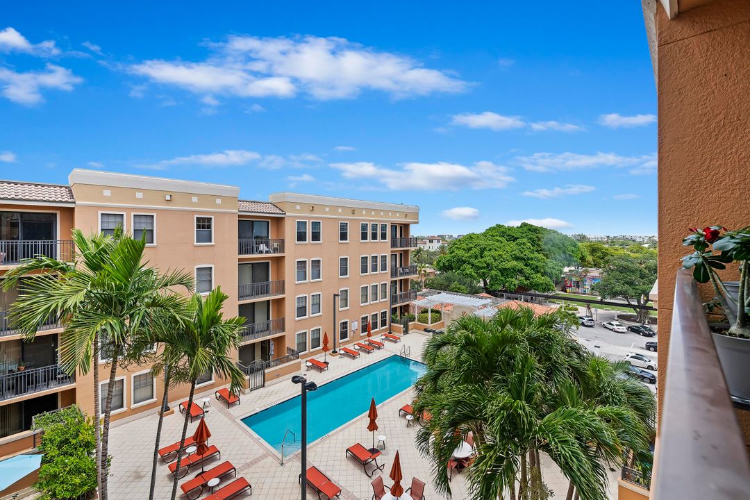 Active With Contract: $410,000 (2 beds, 2 baths, 1105 Square Feet)