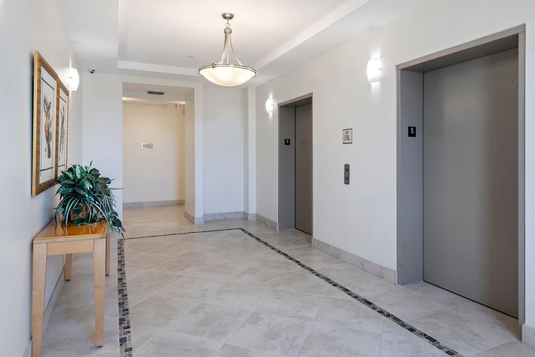 Active With Contract: $410,000 (2 beds, 2 baths, 1105 Square Feet)