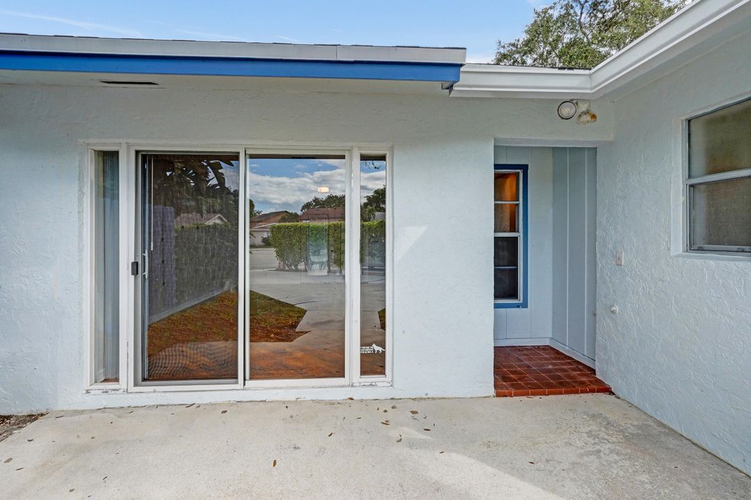 Active With Contract: $299,900 (2 beds, 2 baths, 1045 Square Feet)