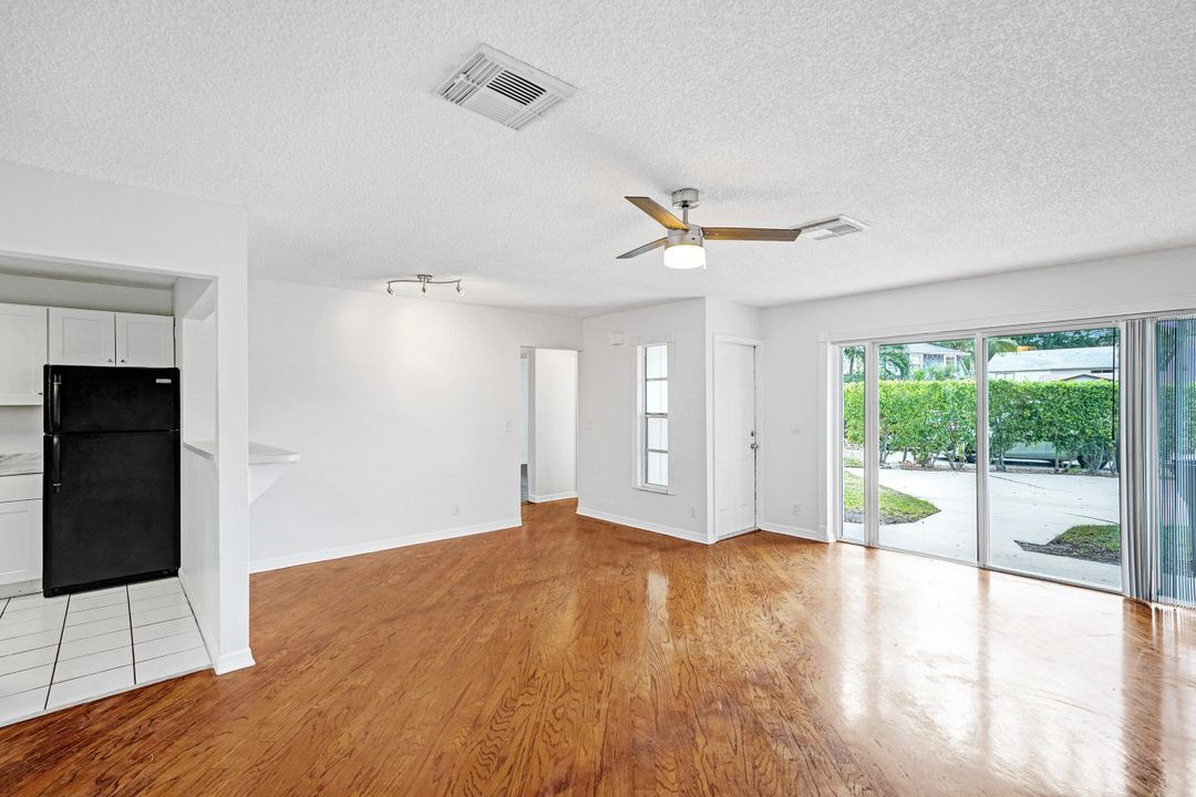 Active With Contract: $299,900 (2 beds, 2 baths, 1045 Square Feet)