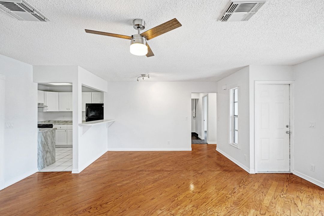 Active With Contract: $299,900 (2 beds, 2 baths, 1045 Square Feet)