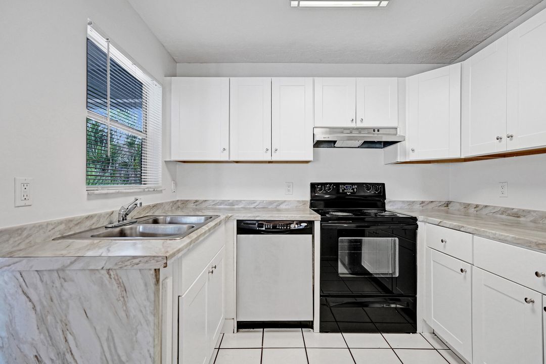 Active With Contract: $299,900 (2 beds, 2 baths, 1045 Square Feet)