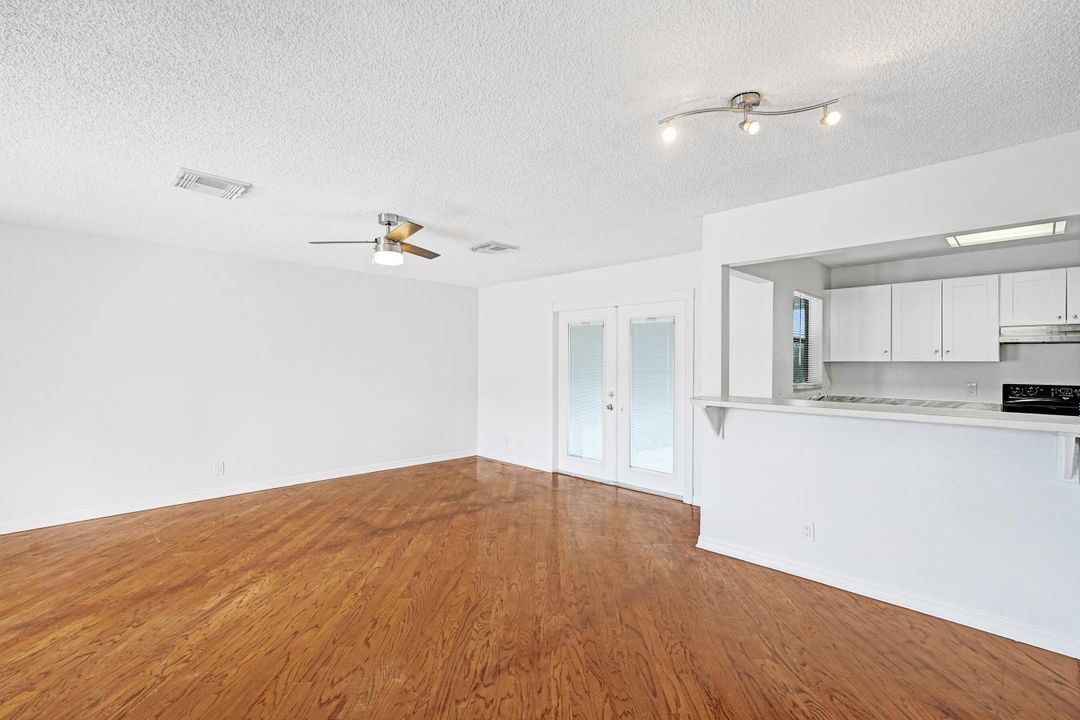 Active With Contract: $299,900 (2 beds, 2 baths, 1045 Square Feet)