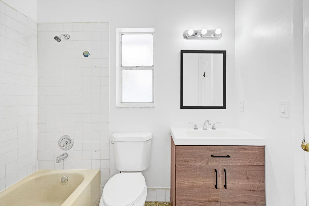 Active With Contract: $299,900 (2 beds, 2 baths, 1045 Square Feet)