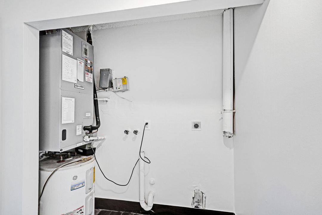 Active With Contract: $299,900 (2 beds, 2 baths, 1045 Square Feet)