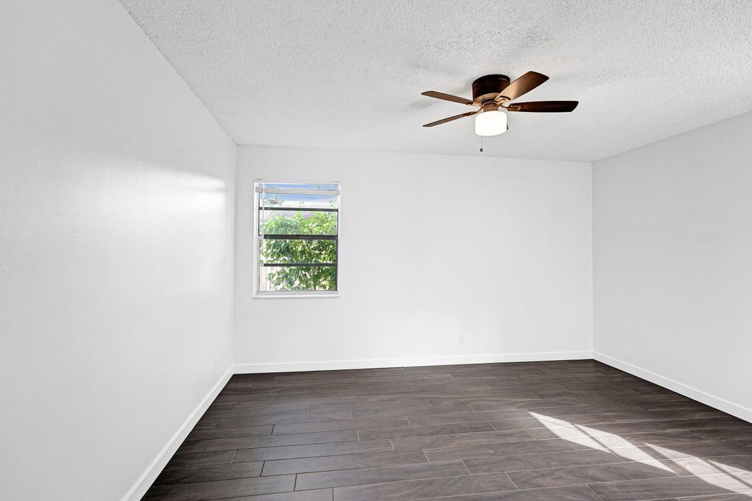 Active With Contract: $299,900 (2 beds, 2 baths, 1045 Square Feet)