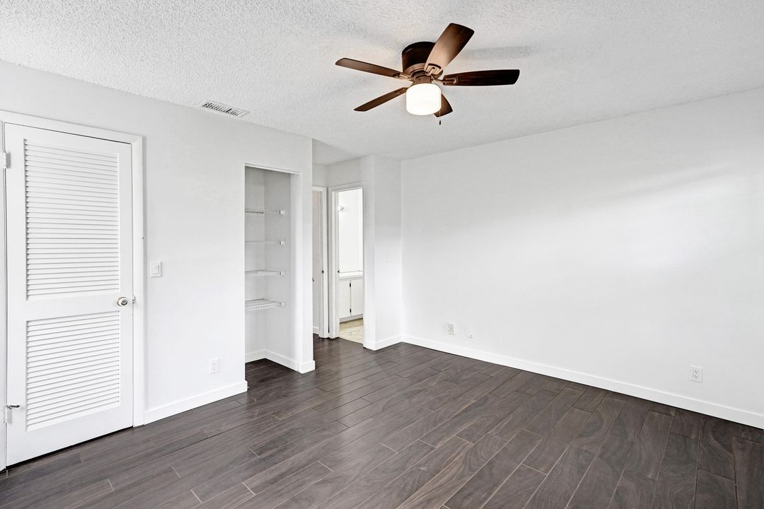 Active With Contract: $299,900 (2 beds, 2 baths, 1045 Square Feet)