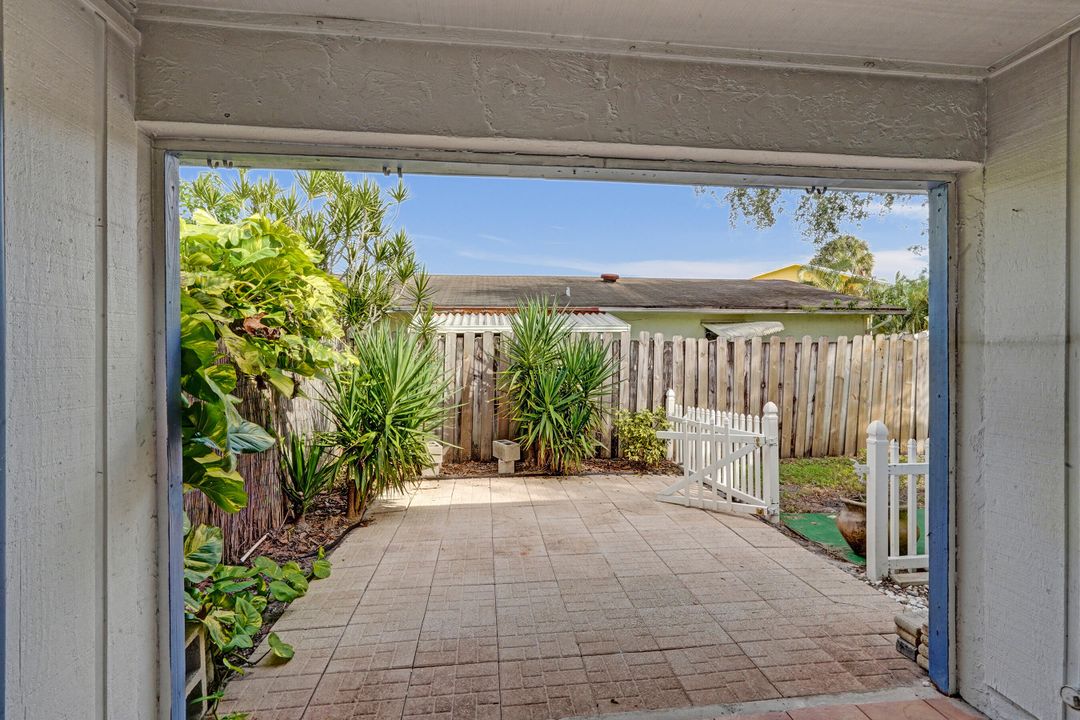 Active With Contract: $299,900 (2 beds, 2 baths, 1045 Square Feet)