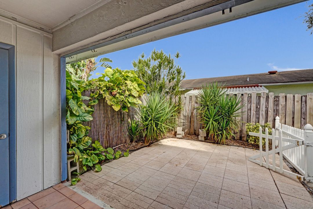 Active With Contract: $299,900 (2 beds, 2 baths, 1045 Square Feet)