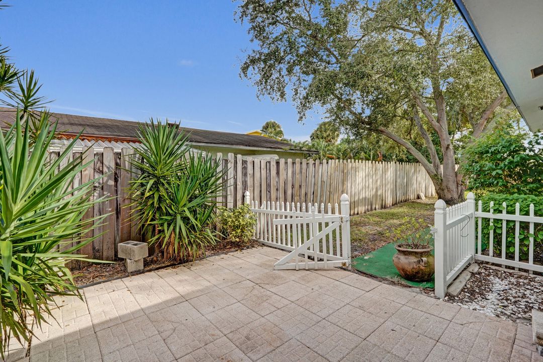 Active With Contract: $299,900 (2 beds, 2 baths, 1045 Square Feet)