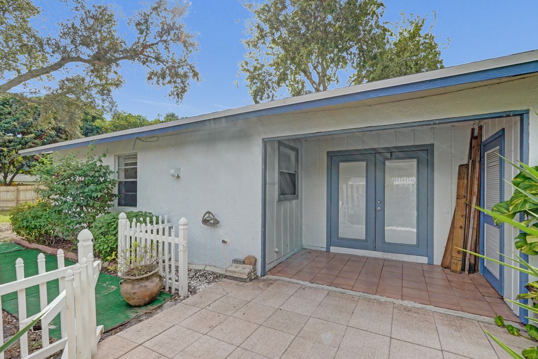 Active With Contract: $299,900 (2 beds, 2 baths, 1045 Square Feet)