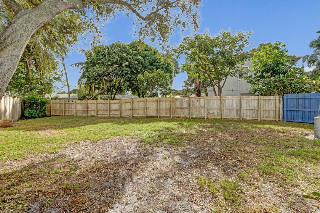 Active With Contract: $299,900 (2 beds, 2 baths, 1045 Square Feet)