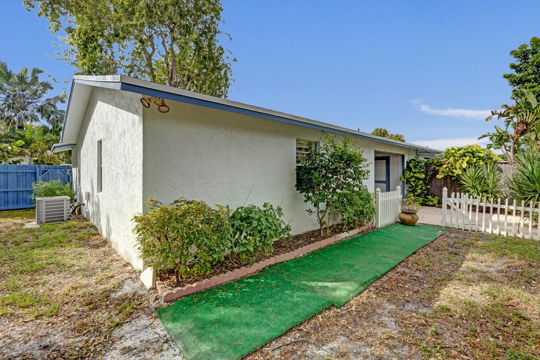 Active With Contract: $299,900 (2 beds, 2 baths, 1045 Square Feet)