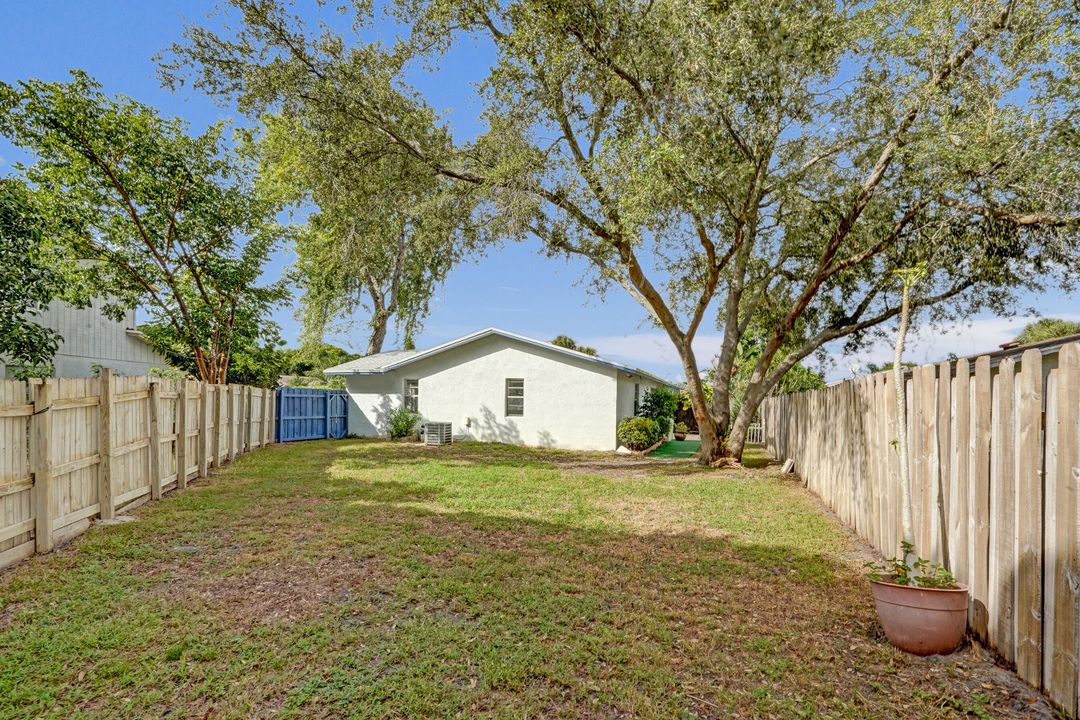 Active With Contract: $299,900 (2 beds, 2 baths, 1045 Square Feet)