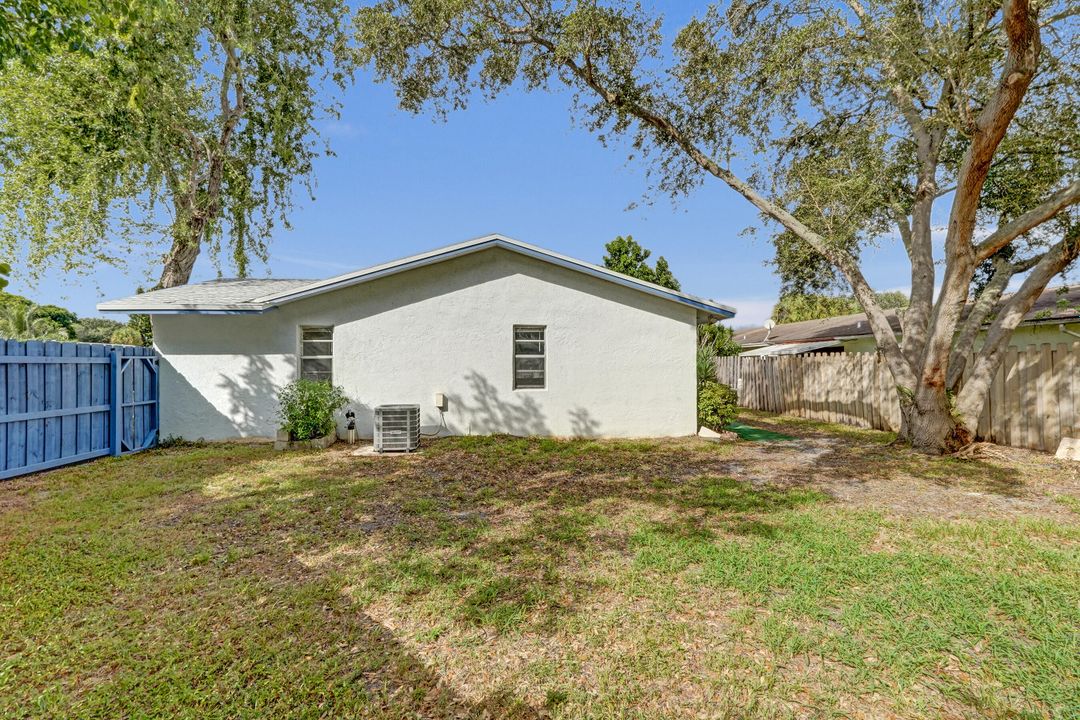 Active With Contract: $299,900 (2 beds, 2 baths, 1045 Square Feet)