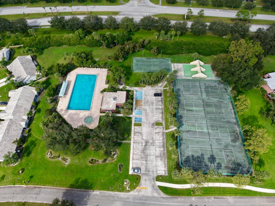 待售: $299,900 (2 贝兹, 2 浴室, 1374 平方英尺)