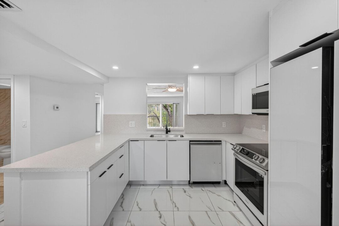 For Rent: $2,800 (2 beds, 2 baths, 1070 Square Feet)