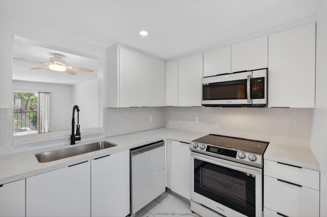 For Rent: $2,800 (2 beds, 2 baths, 1070 Square Feet)