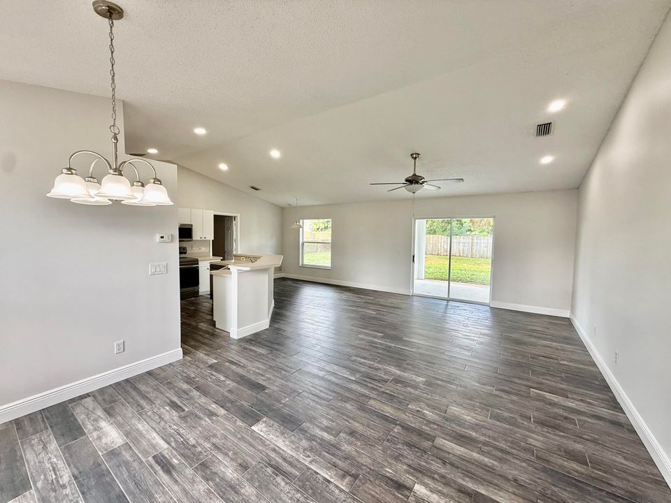 Active With Contract: $349,775 (3 beds, 2 baths, 1370 Square Feet)